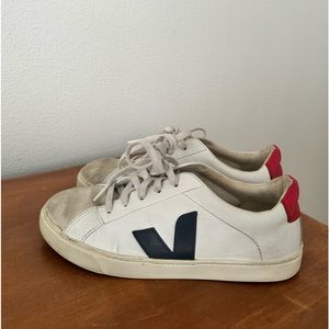 VEJA SNEAKER SIZE 7